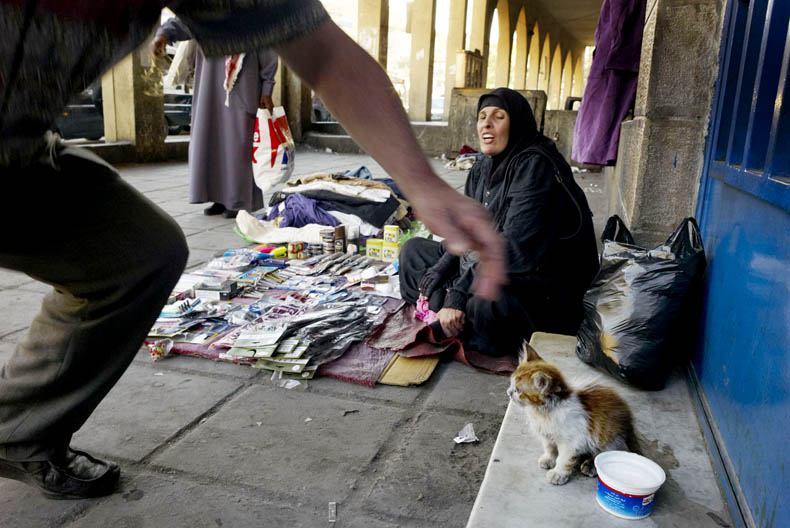 Irakeese vluchtelinge verkoopt huishoudartikelen op straat, Amman, Jordani�.