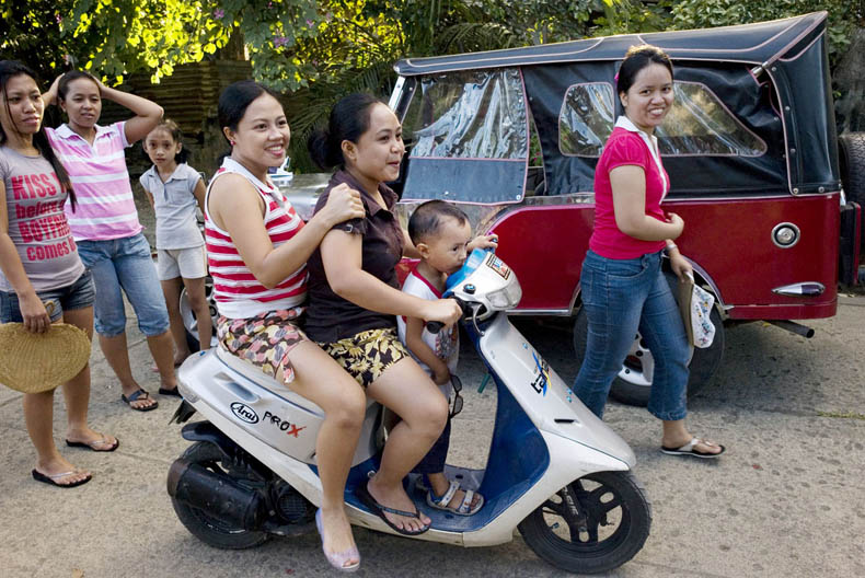 Een straat waar alleen nog vrouwen wonen, alle mannen werken overzee, Manila, Filippijnen